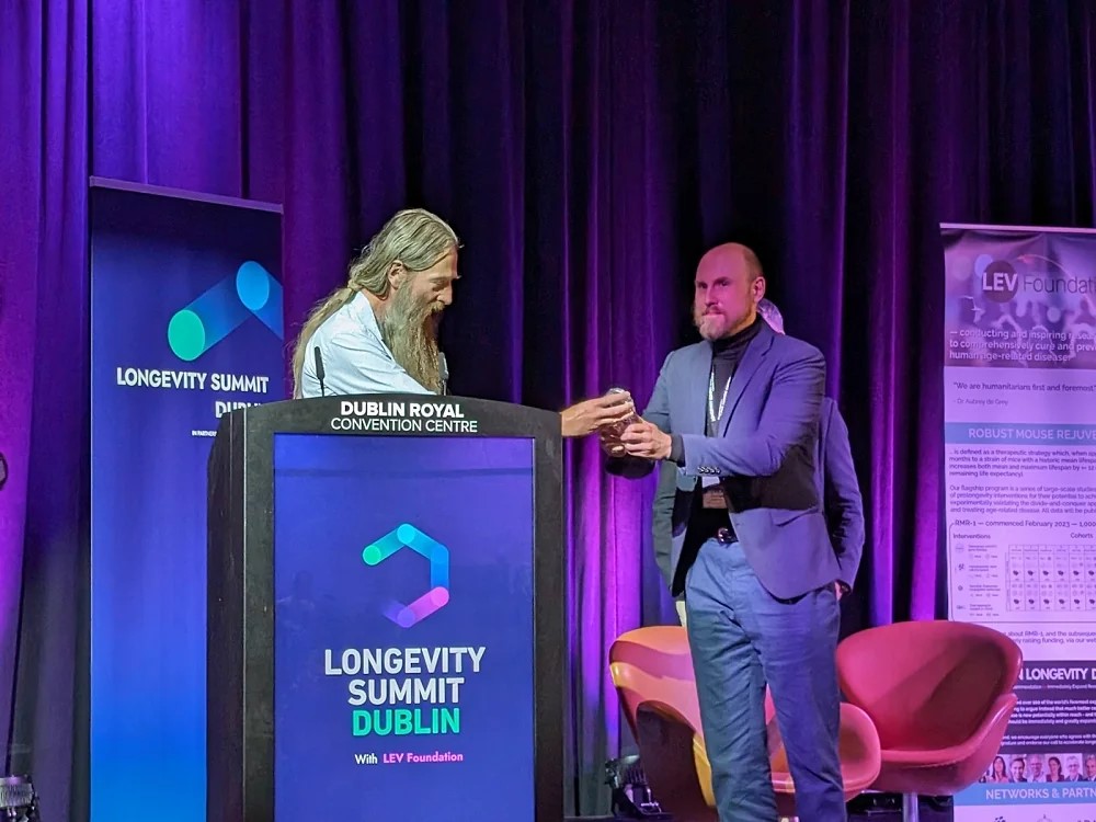 Aubrey de Grey presents the Rising Star Award to Alexander Fedintsev at the Longevity Sumit Dublin 2024